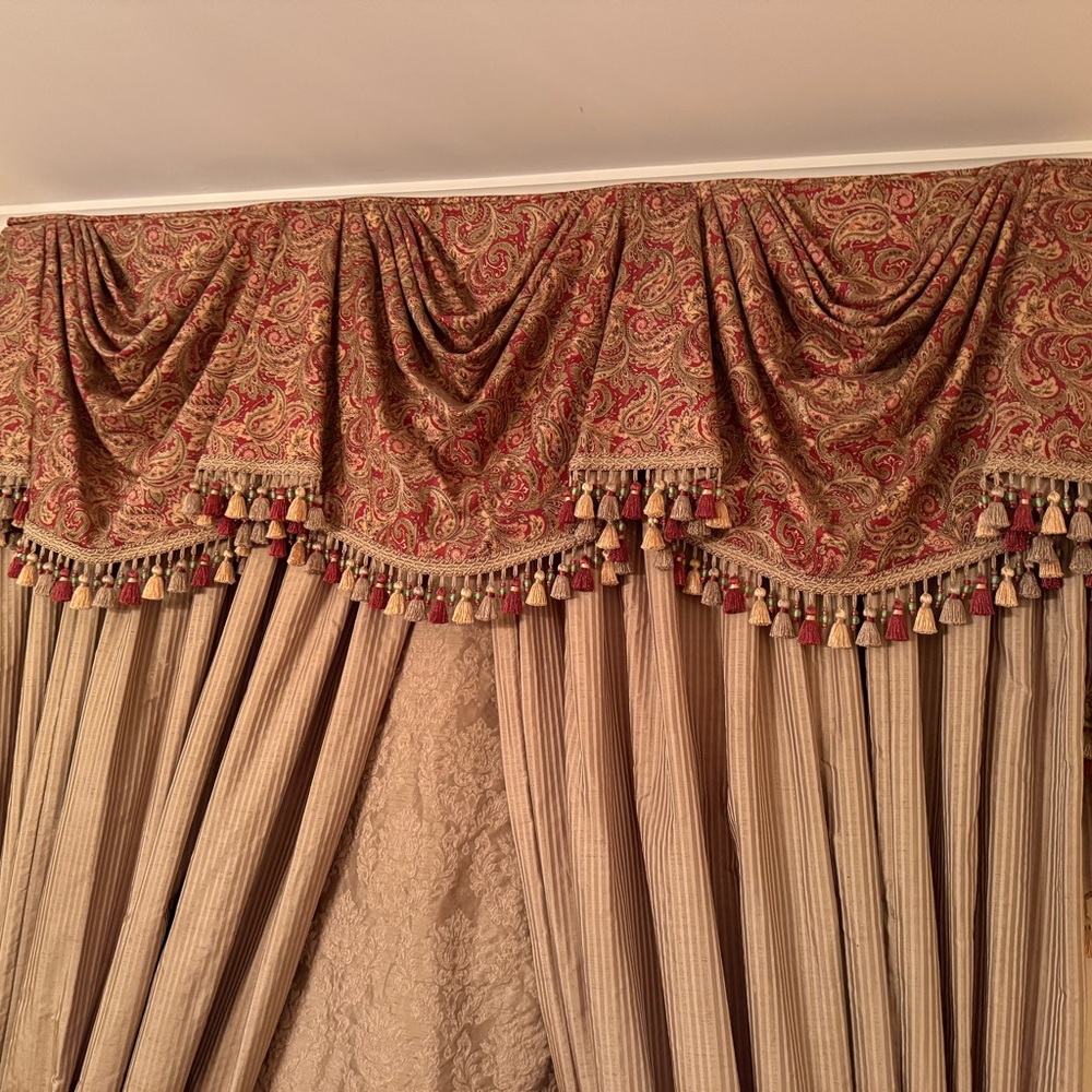 Elegant windows  2-Paisley Valances with Tassels, 2 balloon shades & 4 panels